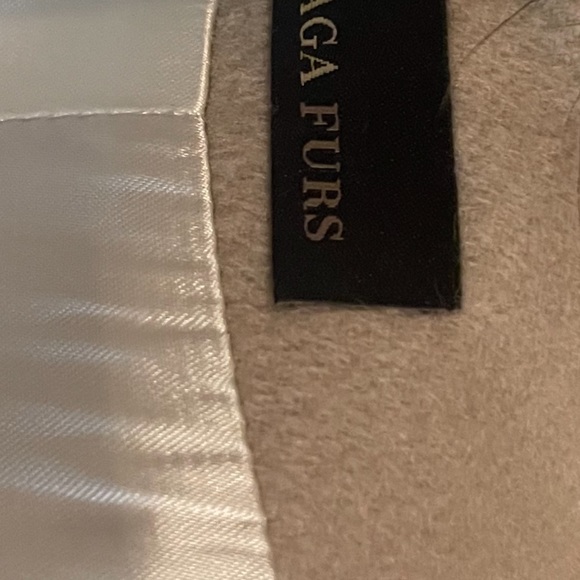 Luxury cream cashmere cape, trimmed in genuine fox fur - Picture 8 of 9